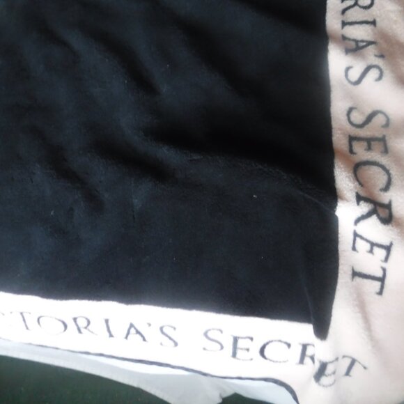 Victoria’s Secret Pink Black Logo Throw Blanket 67x48 - Picture 6 of 9
